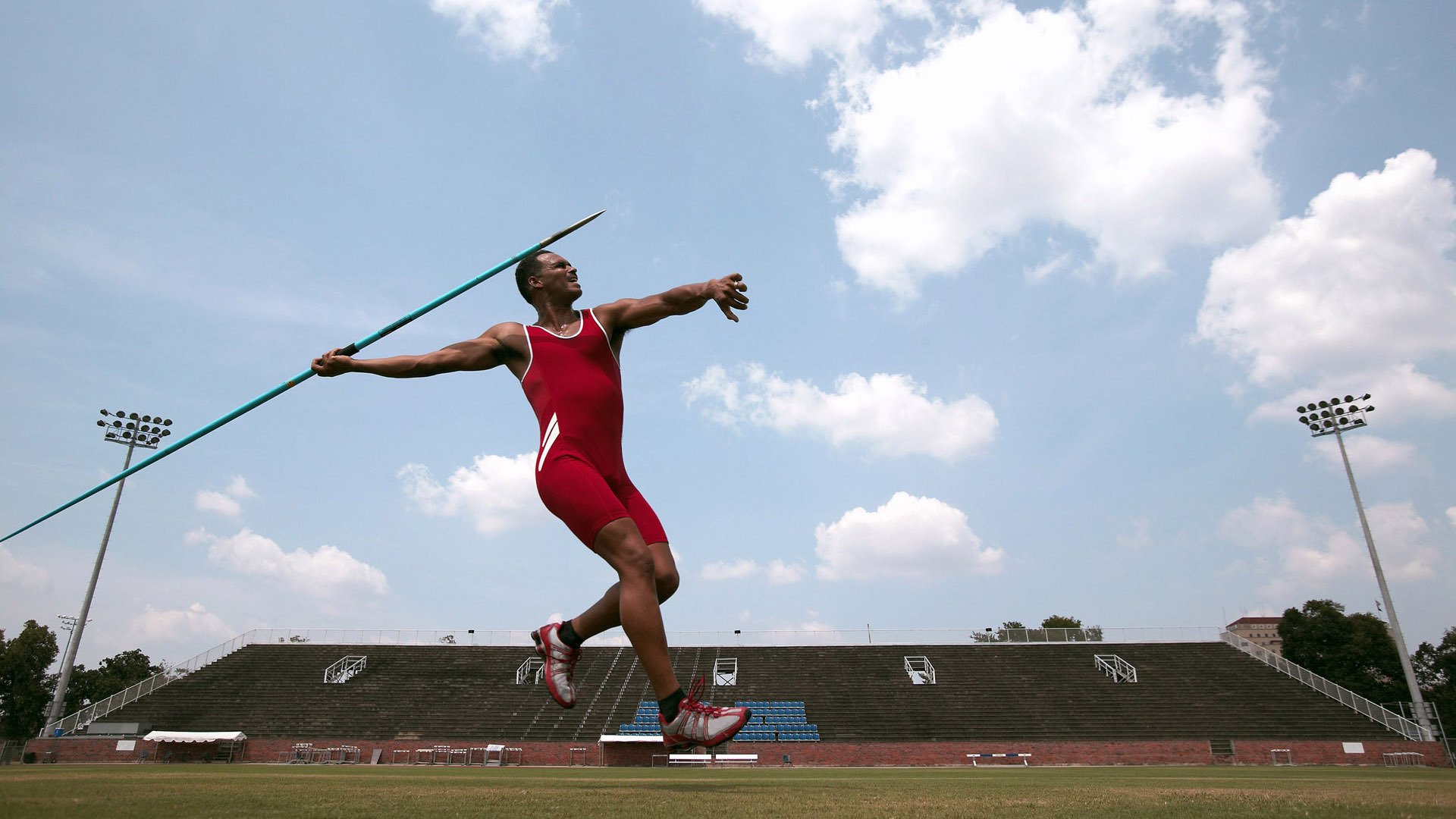 主力球员高强度对抗中保持技术动作稳定展现专业素养，防守球员主动对抗进攻球员